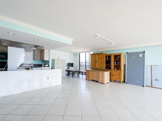 Breakfast Bar/Kitchen