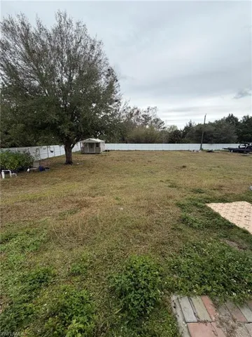 View of yard featuring an outbuilding
