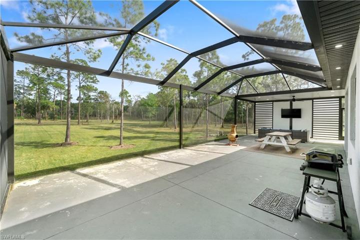 Oversized screened-in lanai with plenty of space for entertaining!