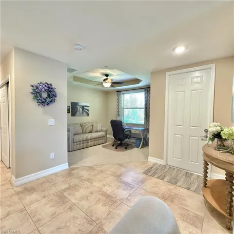 Foyer/Den