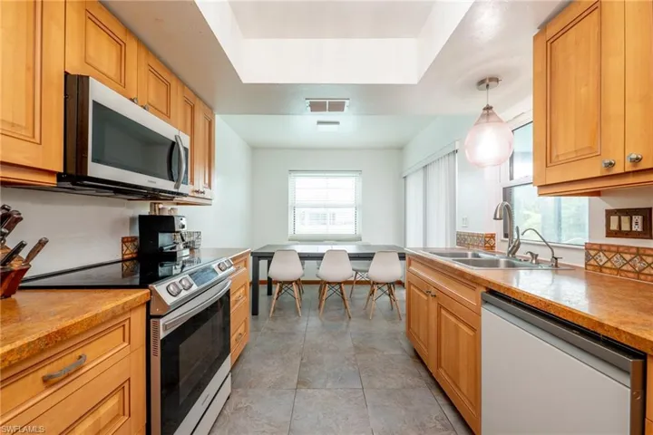 2113 SE 2nd TER, CAPE CORAL FL 33990