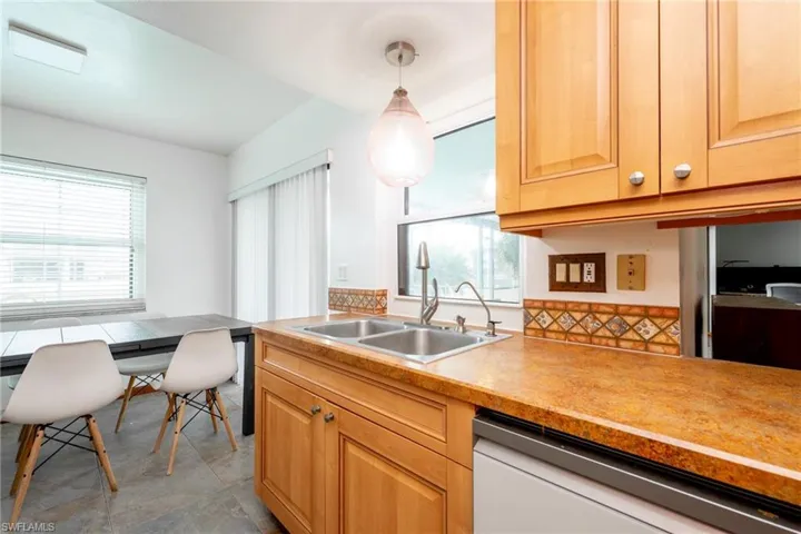 2113 SE 2nd TER, CAPE CORAL FL 33990