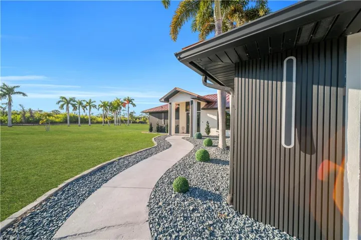 View of grassy yard