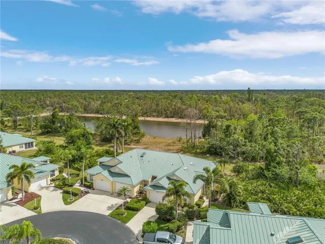 Villa has lake view