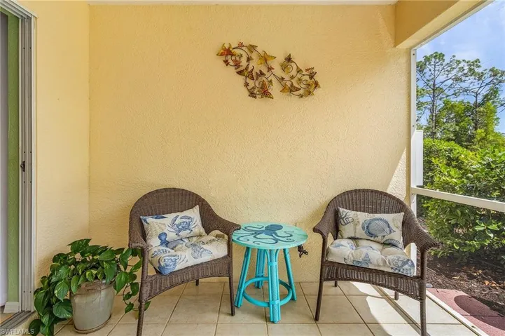 Screen enclosed Patio with view of Lake, enjoy the local wildlife; bunnies, squirrels, birds