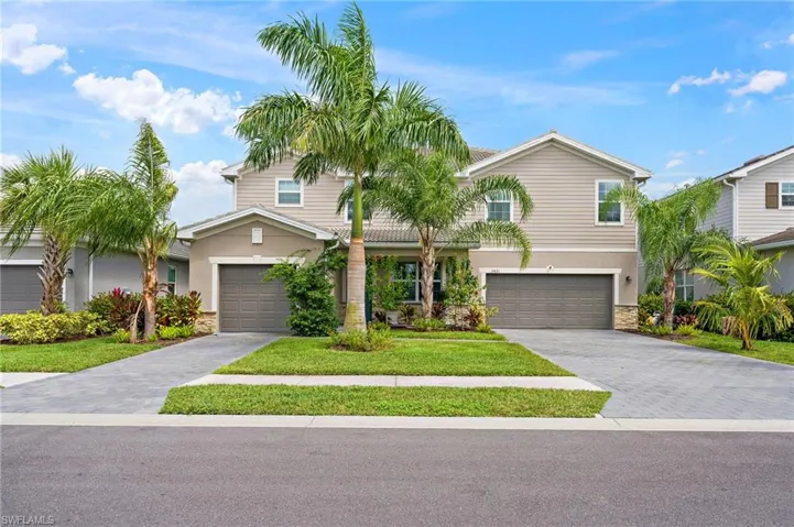 View of front of house featuring a front yard