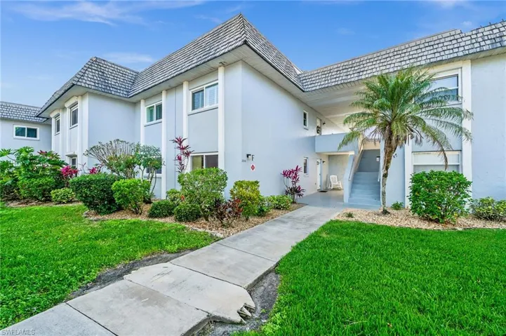 View of front facade with a front yard