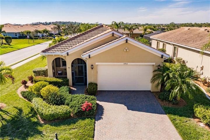 AMAZING SALT WATER POOL HOME IN PELICAN PRESERVE WITH OVER $43,000 IN UPGRADES!