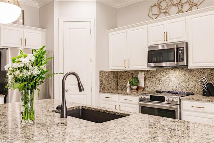ONE LARGE SINK THAT EVERYONE IS ASKING FOR THESE DAYS & WALK-IN PANTRY!