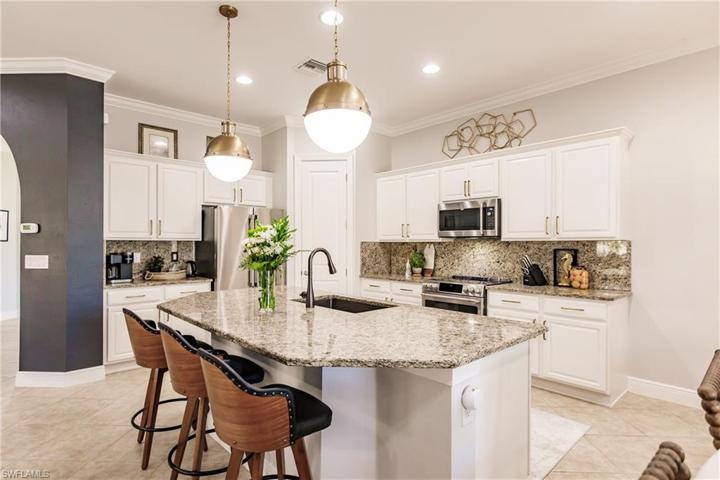 BEAUTIFUL GRANITE, BACKSPLASH, CROWN MOLDING & WITH AN ACCENT WALL! LOOKS LIKE A MAGAZINE COVER!