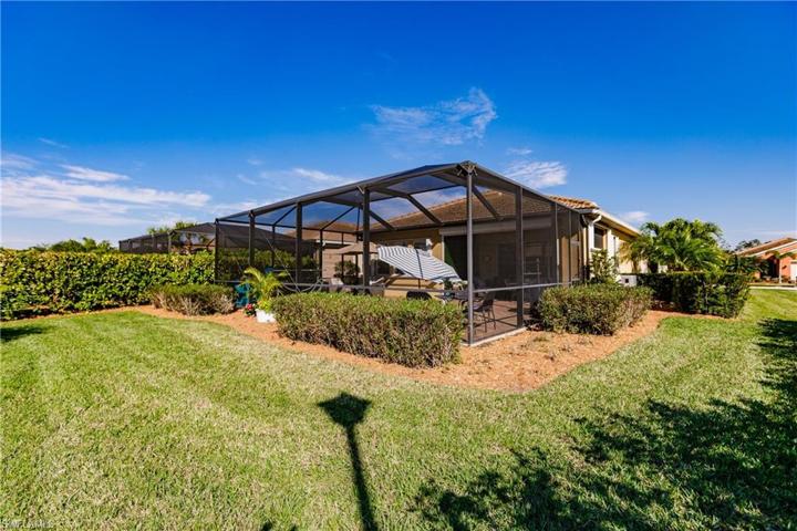 HUGE & PRIVATE BACKYARD FOR THE GRANDKIDS TO PLAY!  NOTE THE LARGE SIDE LOT!
