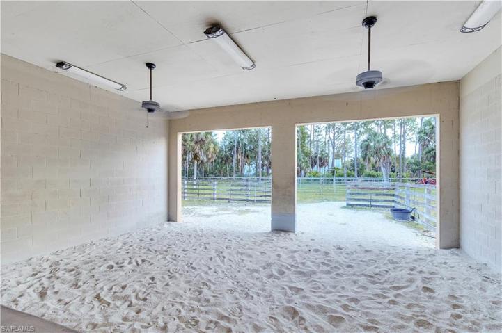 XL Run-in Area (easily converted into 2 extra stalls)