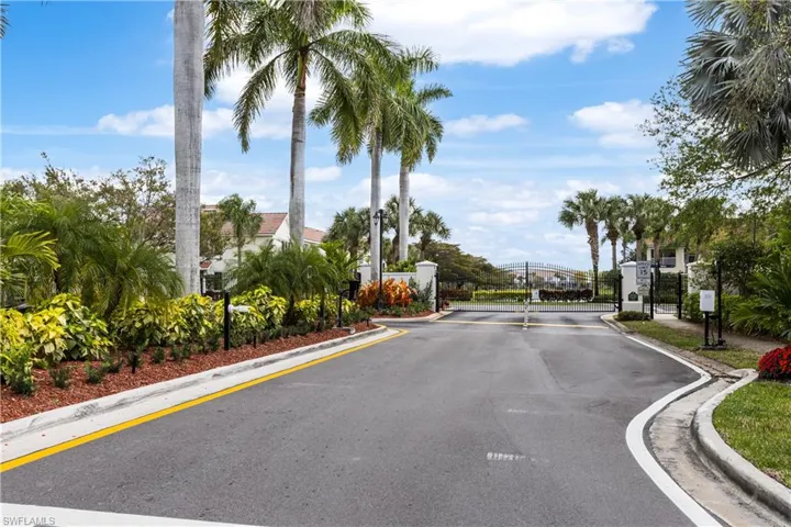 835  Hampton  CIR, Naples, FL 34105