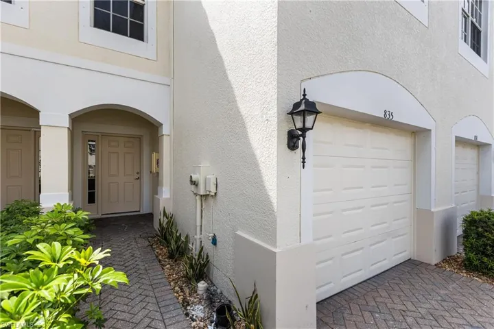 835  Hampton  CIR, Naples, FL 34105