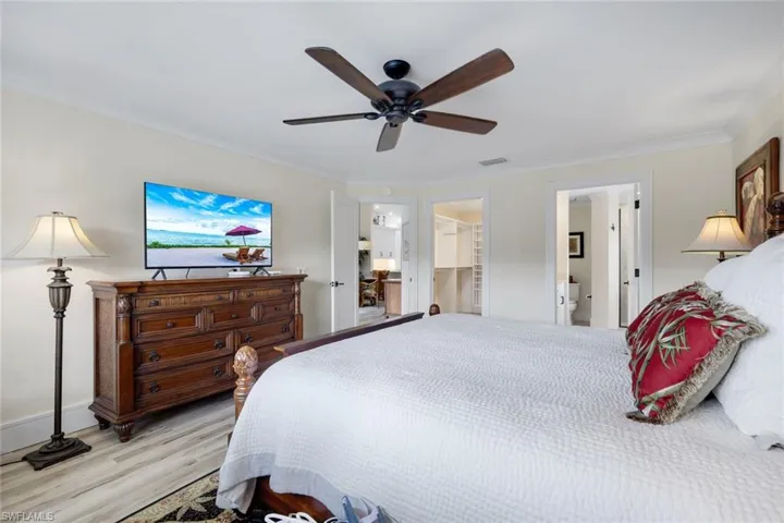 526  Lake Louise  CIR, Naples, FL 34110