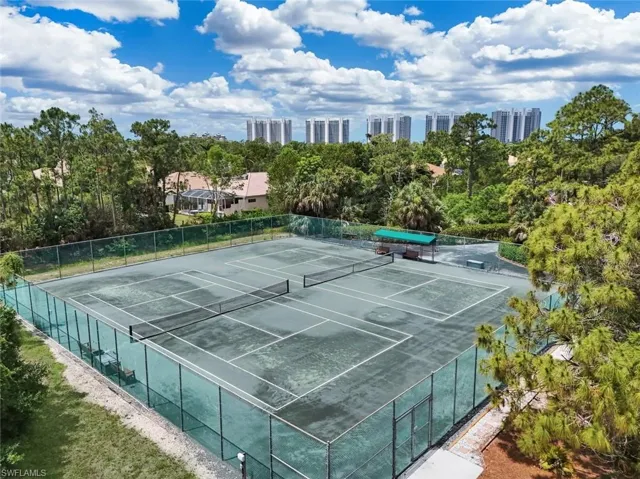 526  Lake Louise  CIR, Naples, FL 34110