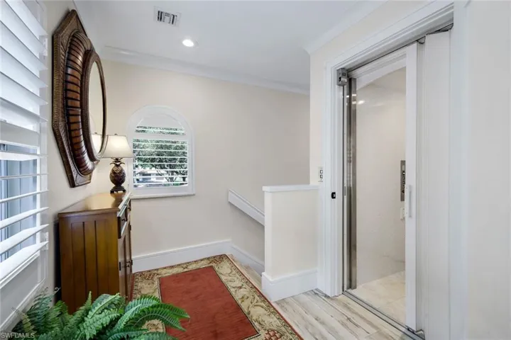 526  Lake Louise  CIR, Naples, FL 34110