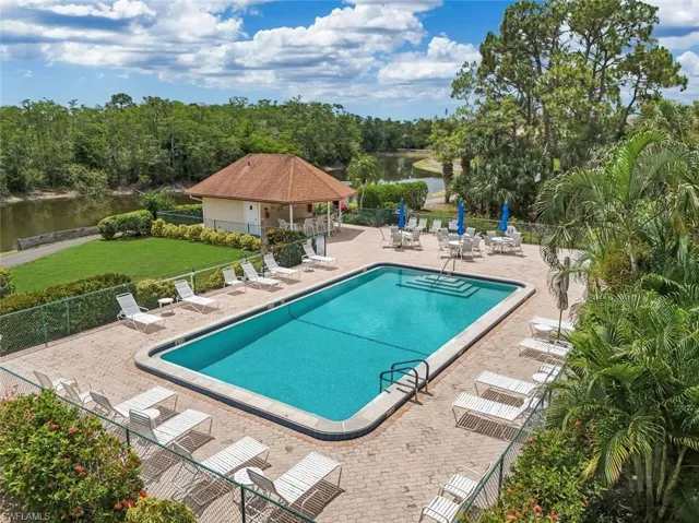 526  Lake Louise  CIR, Naples, FL 34110