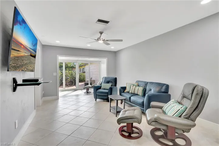 1073 Pine Isle LN # 1073, NAPLES FL 34112