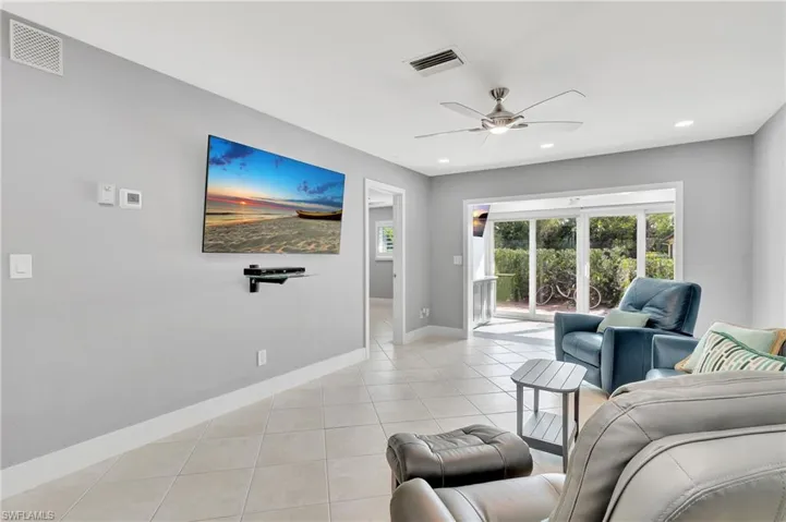 1073 Pine Isle LN # 1073, NAPLES FL 34112