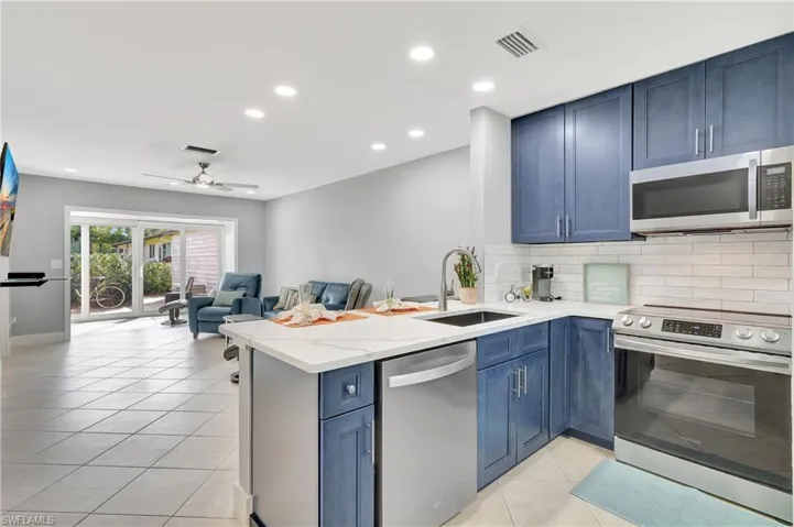 1073 Pine Isle LN # 1073, NAPLES FL 34112