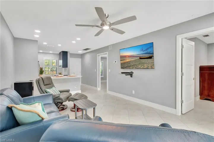 1073 Pine Isle LN # 1073, NAPLES FL 34112