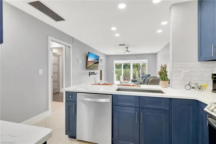 1073 Pine Isle LN # 1073, NAPLES FL 34112