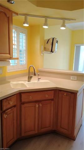 Kitchen - Large sink Area