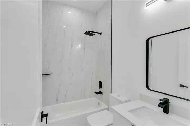 Full bath with bathtub / shower combination and vanity