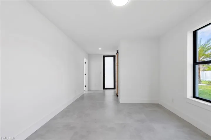 Unfurnished room featuring baseboards, concrete floors, and recessed lighting
