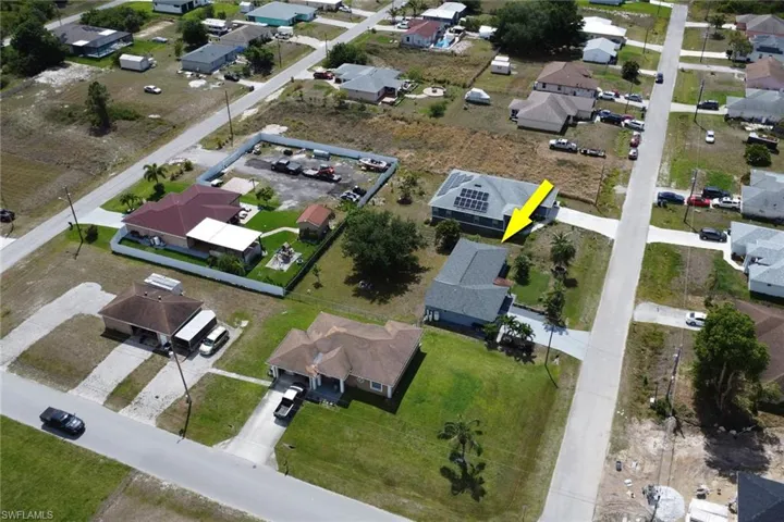 Birds eye view of property featuring a residential view