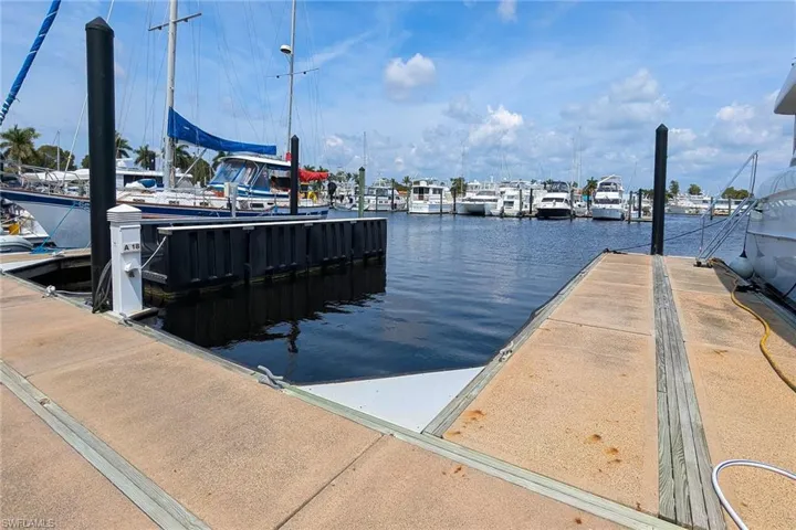 525  Newport  DR, Naples, FL 34114