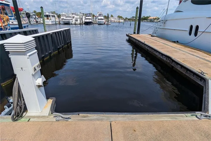 525  Newport  DR, Naples, FL 34114