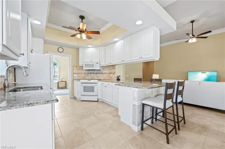 28864 Yellow Fin Trail Bonita Springs FL 34135 - Kitchen breakfast bar area