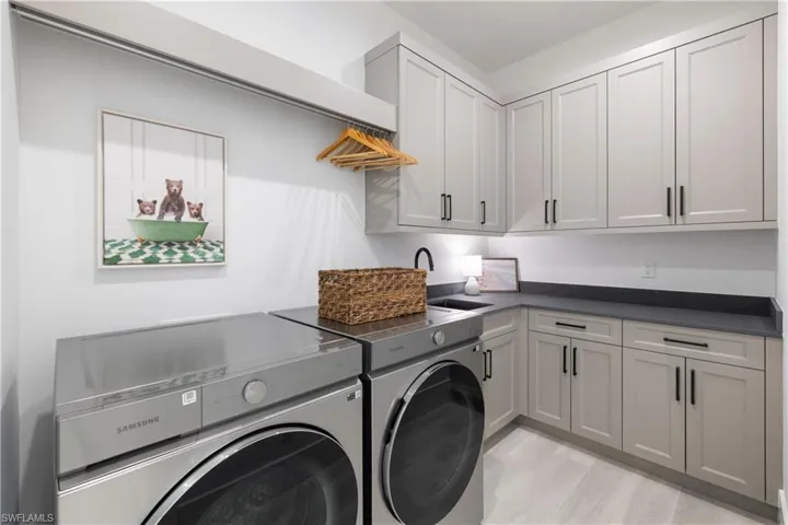 4221  7th NW AVE, Naples, FL 34119