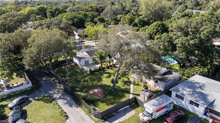 Aerial view of property's location with a heavily wooded area