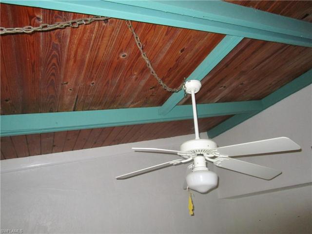 Ceiling in Den