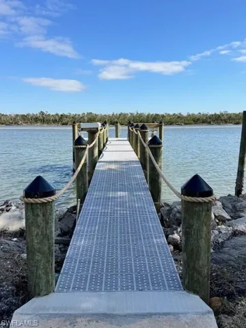 Private community dock at bay park