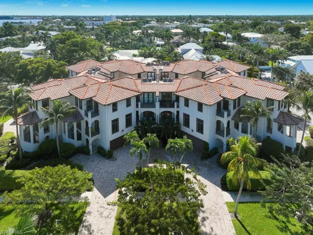 692  10th S AVE, Naples, FL 34102