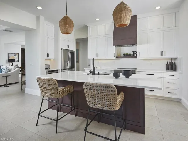 692  10th S AVE, Naples, FL 34102