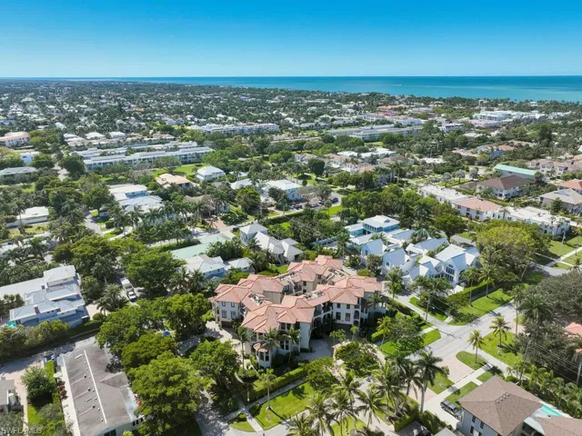 692  10th S AVE, Naples, FL 34102