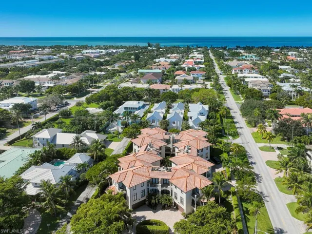 692  10th S AVE, Naples, FL 34102