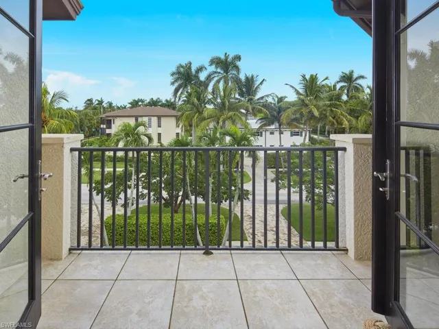 692  10th S AVE, Naples, FL 34102