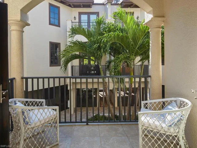 692  10th S AVE, Naples, FL 34102