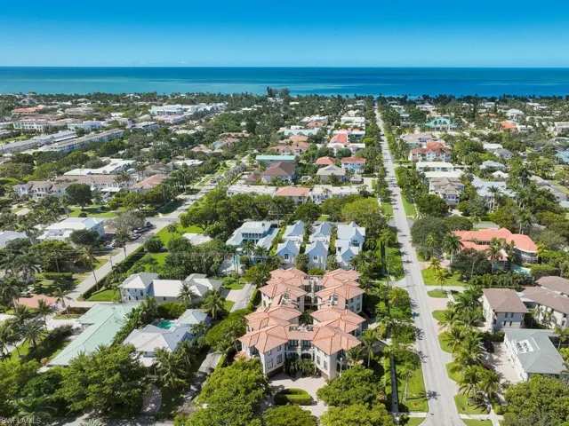692  10th S AVE, Naples, FL 34102