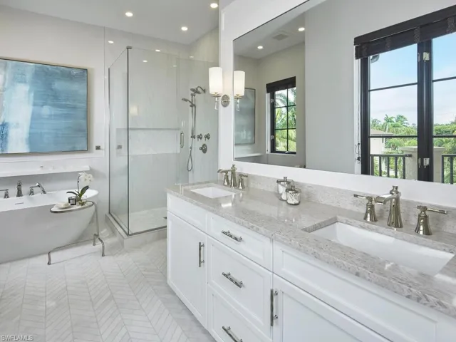 692  10th S AVE, Naples, FL 34102