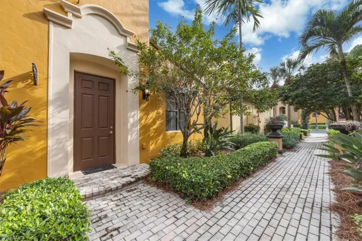 9105  Yuba  LN, Naples, FL 34113