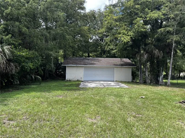 View of yard with an outbuilding