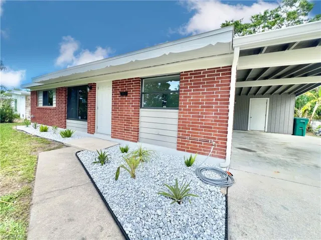 2123  Harbor  LN, Naples, FL 34104