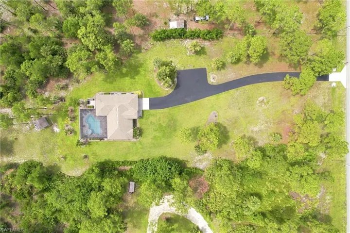 Fully paved driveway w/ lots of parking